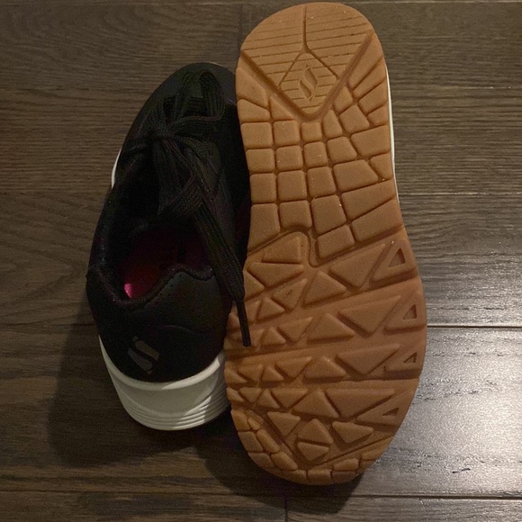 Gently used sneaker 11T in Black and white - Picture 5 of 6